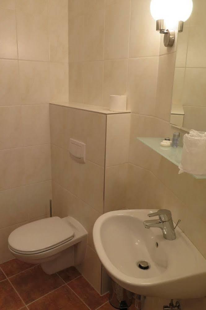 Pension Casa Topolino Винер-Нойштадт Экстерьер фото